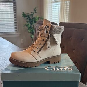 BNWB Cliffs by White Mountain Women’s Mandy Lace-Up Lug Sole Booties, white/tan
